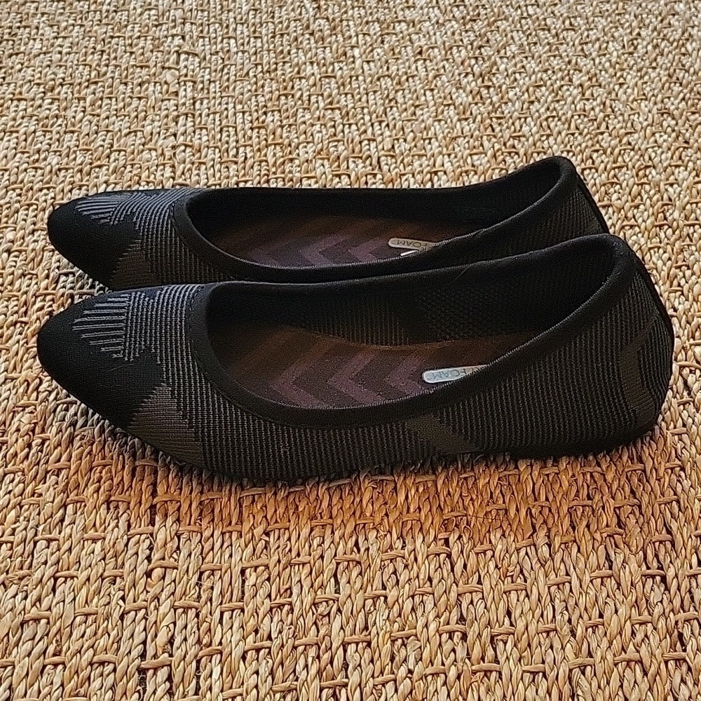 SKECHERS Air cooled textile flats black & gray.  Size 6.
